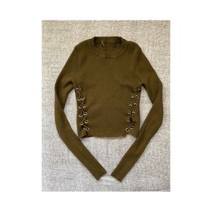 Long sleeves top with design at waist